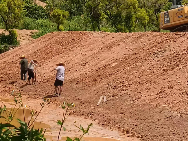 水渠边坡支护挖掘机整平后续泥浆固化边坡