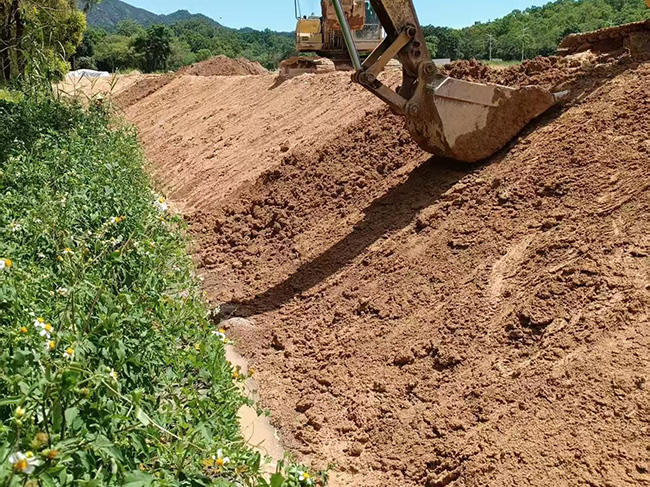 水渠边坡支护挖掘机整平后续泥浆固化边坡