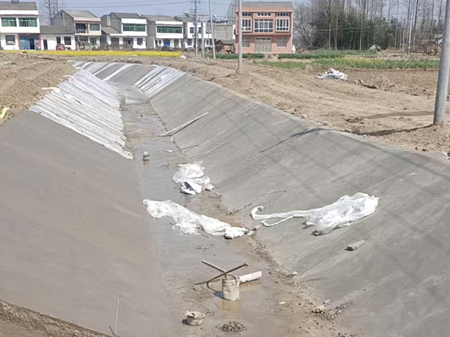 水渠边坡支护挖掘机整平后续泥浆固化边坡